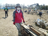 2011.4.17　りんご畑での瓦礫除去作業